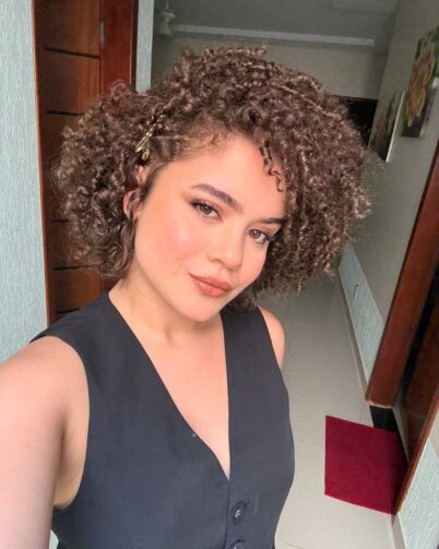 Conheça Milena Santana, de Ji-Paraná, que conquistou milhões de visualizações cantando em Ipanema